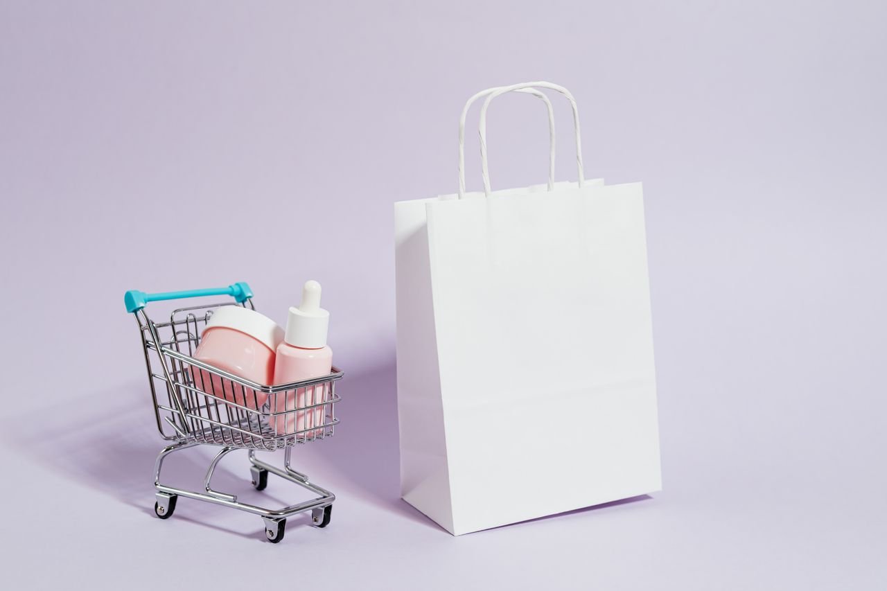 services-03 A minimalist image featuring a shopping cart with cosmetics and a white paper bag, ideal for Black Friday promotions.